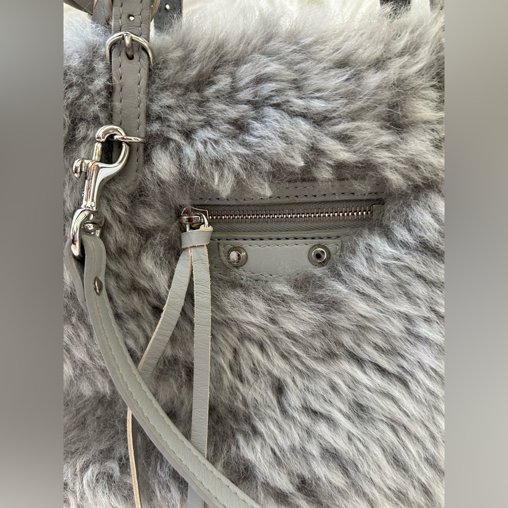 Balenciaga Papier in Mouton & Leather
With dust bag, original strap crossbody - Picture 9 of 16